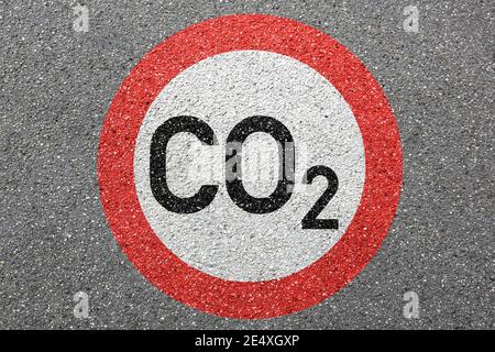 Emissioni di CO2 emissioni anidride carbonica strada di riduzione dell'inquinamento atmosferico pulito concetto di zona di segno Foto Stock