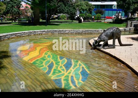 Perth, WA, Australia - 28 Novembre 2017: scultura con acqua potabile canguro, giardini di Stirling nella capitale dell Australia Occidentale Foto Stock