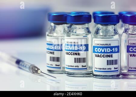 vaccino covid-19 - gruppo di flaconcini di vaccinazione con coronavirus e siringa Foto Stock