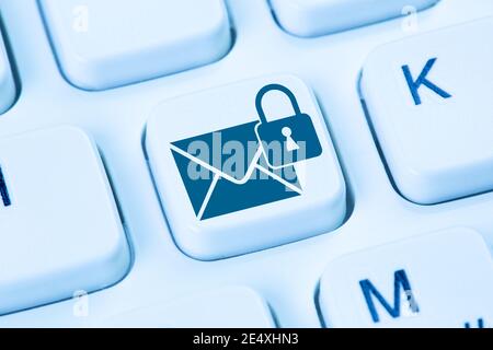 Crittografia e-mail protezione online hacker invio posta sicura computer internet tastiera Foto Stock