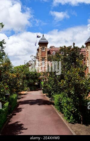 Perth, WA, Australia, 28 novembre 2017: Government House con bandiera dell'Australia occidentale Foto Stock