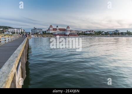 Vista dal molo sulla spiaggia di Binz Foto Stock