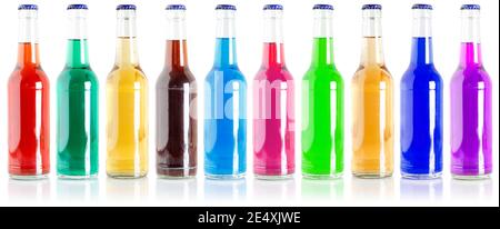 Raccolta di bottiglie di soda limonata in una fila di bevande analcoliche cola isolato su sfondo bianco Foto Stock