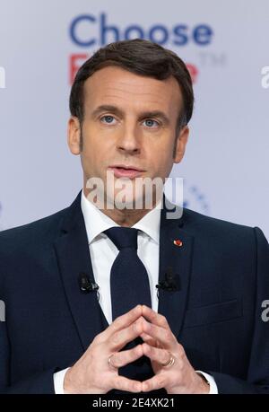 Parigi, Francia. 25 gennaio 2021. Il presidente francese Emmanuel Macron ha tenuto un discorso alla sessione di apertura della videoconferenza Choose France del Palazzo Elysee a Parigi, in Francia, il 25 gennaio 2021. La videoconferenza riunisce un centinaio di leader di grandi gruppi stranieri che dovevano partecipare al vertice Choose France, che è stato rimandato per motivi di salute. Foto di Jacques Witt/Pool/ABACAPRESS.COM Credit: Abaca Press/Alamy Live News Foto Stock