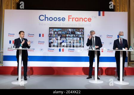 Parigi, Francia. 25 gennaio 2021. Il Presidente francese Emmanuel Macron, insieme al Ministro dell'Economia Bruno le Maire e al Ministro della Cultura Franck Riester, ha pronunciato un discorso in occasione della sessione di apertura della videoconferenza Choose France del Palazzo Elysee a Parigi, in Francia, il 25 gennaio 2021. La videoconferenza riunisce un centinaio di leader di grandi gruppi stranieri che dovevano partecipare al vertice Choose France, che è stato rimandato per motivi di salute. Foto di Jacques Witt/Pool/ABACAPRESS.COM Credit: Abaca Press/Alamy Live News Foto Stock