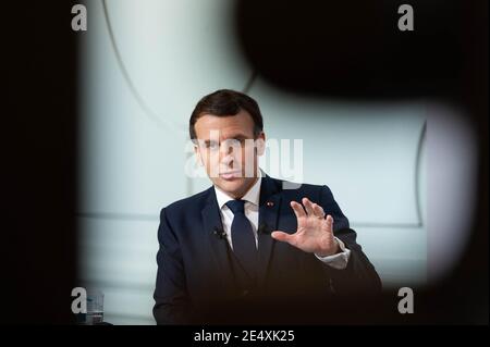 Parigi, Francia. 25 gennaio 2021. Il presidente francese Emmanuel Macron ha tenuto un discorso alla sessione di apertura della videoconferenza Choose France del Palazzo Elysee a Parigi, in Francia, il 25 gennaio 2021. La videoconferenza riunisce un centinaio di leader di grandi gruppi stranieri che dovevano partecipare al vertice Choose France, che è stato rimandato per motivi di salute. Foto di Jacques Witt/Pool/ABACAPRESS.COM Credit: Abaca Press/Alamy Live News Foto Stock