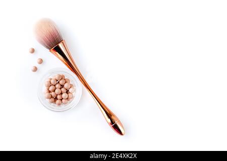 Palline cosmetiche e spazzola per il trucco, isolate su sfondo bianco, con spazio vuoto per il testo. Vista dall'alto Foto Stock