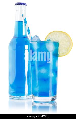 Bottiglia di soda blu e bevanda analcolica in vetro limonata isolata su sfondo bianco Foto Stock