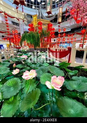 ig Time businessman inaugurare il nuovo anno cinese con grande esposizione di decorazioni al loro centro commerciale. Lanterna sono ornamenti decorativi preferiti Foto Stock