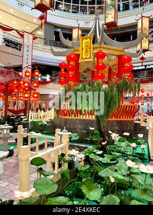 ig Time businessman inaugurare il nuovo anno cinese con grande esposizione di decorazioni al loro centro commerciale. Lanterna sono ornamenti decorativi preferiti Foto Stock