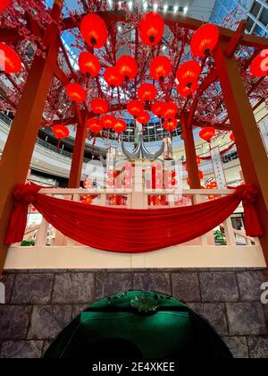 ig Time businessman inaugurare il nuovo anno cinese con grande esposizione di decorazioni al loro centro commerciale. Lanterna sono ornamenti decorativi preferiti Foto Stock