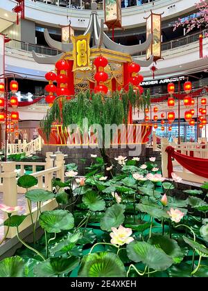 ig Time businessman inaugurare il nuovo anno cinese con grande esposizione di decorazioni al loro centro commerciale. Lanterna sono ornamenti decorativi preferiti Foto Stock