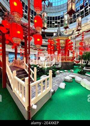 ig Time businessman inaugurare il nuovo anno cinese con grande esposizione di decorazioni al loro centro commerciale. Lanterna sono ornamenti decorativi preferiti Foto Stock