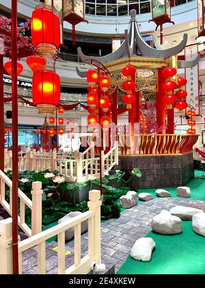 ig Time businessman inaugurare il nuovo anno cinese con grande esposizione di decorazioni al loro centro commerciale. Lanterna sono ornamenti decorativi preferiti Foto Stock