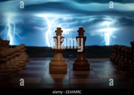 Colpo di primo piano di due re di scacchi in piedi accanto a ciascuno altro Foto Stock