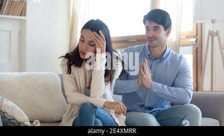 Marito chiede perdono, facendo pace con la moglie offesa dopo il litigio Foto Stock