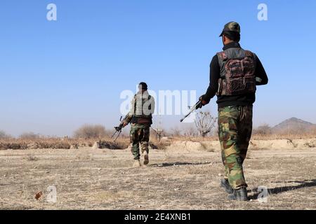 Kandahar, Afghanistan. 25 Gennaio 2021. Soldati dell'esercito afghano partecipano a un'operazione militare nel distretto di Zhari nella provincia di Kandahar, Afghanistan, 25 gennaio 2021. I militanti talebani sono stati martoriati nella provincia meridionale di Kandahar, mentre 38 sono stati uccisi durante la richiesta di una tregua nel nord di Kunduz, mentre i combattimenti diventano sempre più agevoli in entrambe le province. Credit: Sanaullah Seiam/Xinhua/Alamy Live News Foto Stock