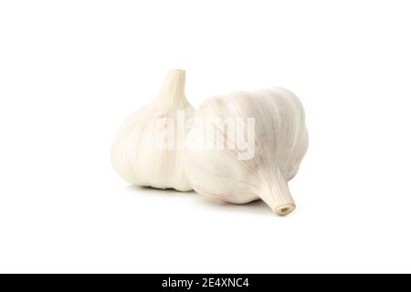 Aglio crudo fresco isolato sul bianco, una cipolla d'aglio carnosa e spicchi sciolti, una spezia da cucina pungente Foto Stock