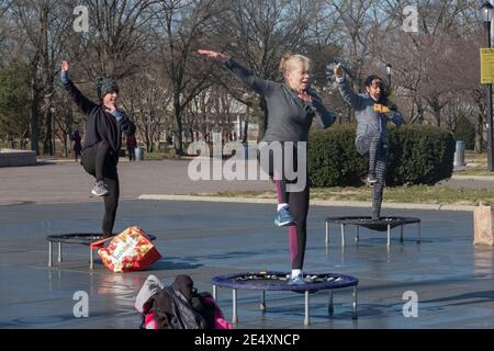 3 donne in una classe di rimbalzo che combina movimenti vigorosi mentre saltano su un piccolo trampolino. In Flushing Meadows Corona Park a Queens, New York. Foto Stock