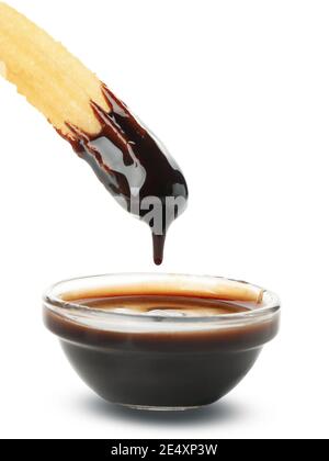 Churros gustosi con salsa al cioccolato, deliziosi churros con ricca cioccolata isolati sul bianco per i menu dei dessert Foto Stock