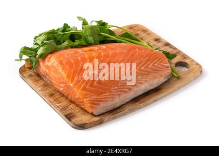 Filetto di salmone crudo e prezzemolo sul tagliere isolato sfondo bianco Foto Stock
