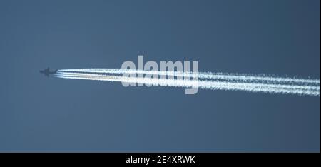 Londra, Regno Unito. 25 gennaio 2021. RAF Airbus A400M da Brize Norton sorvola Londra dirigendosi verso est in cielo azzurro a 30.000 piedi lasciando un lungo percorso a vapore. Credit: Malcolm Park/Alamy Live News. Foto Stock