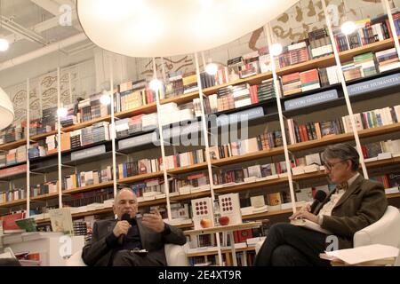 Bucarest, Romania. Il filosofo e scrittore romeno Gabriel Liiceanu in dialogo con il saggio Horia-Roman Patapievici. Foto Stock