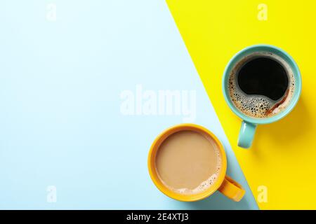 Tazze di caffè su uno sfondo bicolore in vista dall'alto, una composizione minimalista di caffè a blocchi di colore Foto Stock
