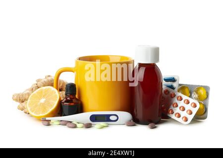 Tazza di tè e diversi farmaci isolati su sfondo bianco Foto Stock