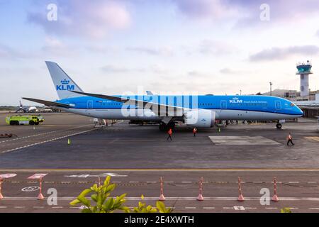 Cartagena, Colombia – 27 gennaio 2019: KLM Royal Dutch Airlines Boeing 787 aereo Dreamliner all'aeroporto di Cartagena (CTG) in Colombia. Boeing è UN A. Foto Stock