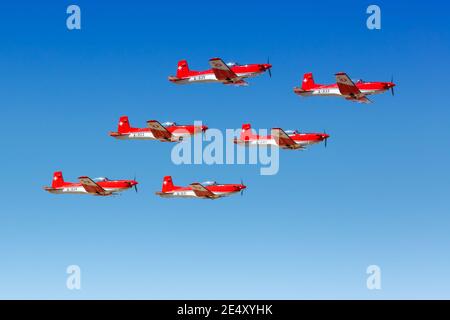 Malaga, Spagna – 28 luglio 2018: Patrouille Suisse Esercito svizzero Pilatus PC-7 aerei all'aeroporto di Malaga (AGP) in Spagna. Foto Stock