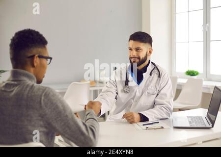 Sanità, medicina, comunicazione con il concetto medico Foto Stock