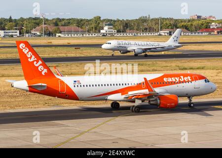 Berlino, Germania – 11 settembre 2018: Aereo easyJet Airbus A320 all'aeroporto di Berlino Tegel (TXL) in Germania. Foto Stock