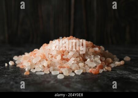 Un mucchio di sale rosa dell'himalaya sulla tavola nera dello smkey Foto Stock