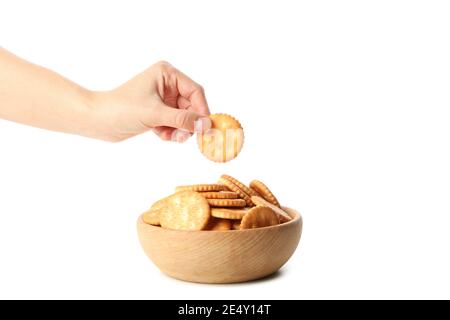 Ciotola in legno con biscotti cracker e cracker femmina con maniglie, isolata su sfondo bianco Foto Stock