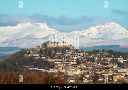 Weather, Stirling, Scozia, UK 25 gennaio, 2021. Castello di Stirling bagnata dalla luce del sole invernale con le montagne innevate di Stuc a Chromin e ben Vorlich in lontananza. Credit: Ian Rutherford/Alamy Live News. Foto Stock