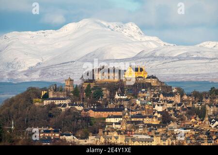 Weather, Stirling, Scozia, UK 25 gennaio, 2021. Castello di Stirling bagnata dalla luce del sole invernale con le montagne innevate di Stuc a Chromin lontananza. Credit: Ian Rutherford/Alamy Live News. Foto Stock