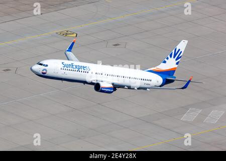 Stoccarda, Germania – 2 settembre 2016: Aereo SunExpress Boeing 737 all'aeroporto di Stoccarda (Str) in Germania. Foto Stock