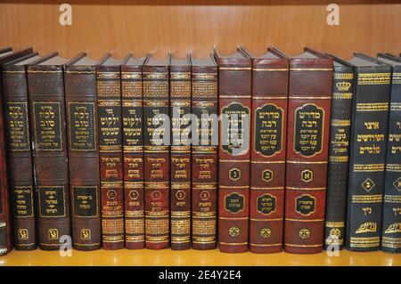 Libreria ebraica libri di preghiera ebraica (Sidur) e opere religiose su uno scaffale in una libreria Foto Stock