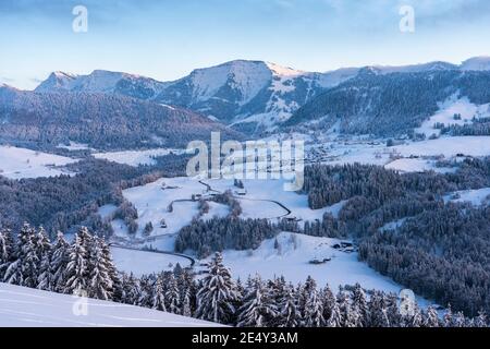 Splendido paesaggio invernale al tramonto con vista dall'Allgau Alpi sul Bregenzer Wald in Austria al Monte Saentis In Svizzera Foto Stock