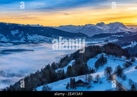 Splendido paesaggio invernale al tramonto con vista dall'Allgau Alpi sul Bregenzer Wald in Austria al Monte Saentis In Svizzera Foto Stock