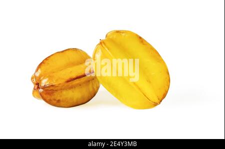 Due frutti stellari interi o carambola, maturi e sopracatti isolati su sfondo bianco. Ingredienti per cocktail, insalate, dolci alla frutta. Cibo vegetariano. Foto Stock