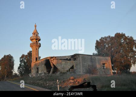 Una moschea in rovina in un villaggio siriano abbandonato e minato, Golan Heights, Israele Foto Stock