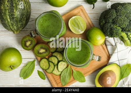 Concetto di cibo sano con frullato, verdure e frutta su tavola di legno Foto Stock