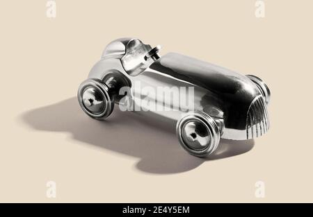 Argento cromato vintage due sigillanti giocattolo aperto per auto sportive con ruote integrali, su un beige bianco con ombra Foto Stock