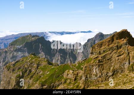 punto più alto sulle montagne dell'isola di madeira, portogallo, dove si trovano i muretti degli escursionisti Foto Stock