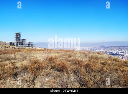 inverno soleggiato cielo nuvoloso sulla città Foto Stock