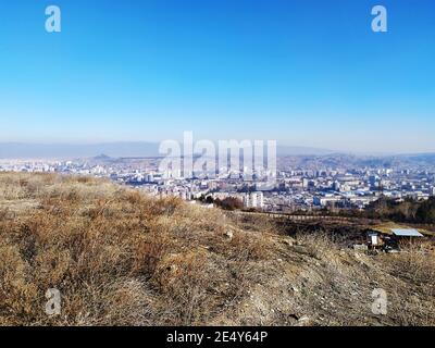 inverno soleggiato cielo nuvoloso sulla città Foto Stock