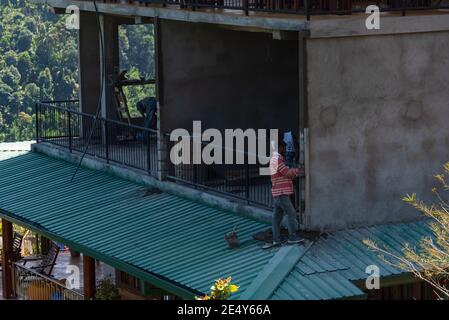 Cingalese uomini che lavorano su un cantiere di una casa senza sicurezza Foto Stock