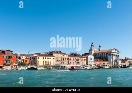 Vaporetti turistici sul canale Giudecca di Venezia con alle spalle la chiesa domenicana di Santa Maria del Rosario. Foto Stock